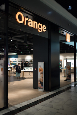 Orange  commence la r ouverture de ses boutiques  en France 